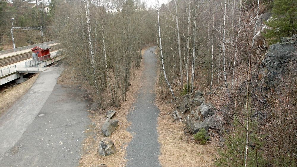 En del av den nye gang/sykkelvegen følger traséen til en skogsti. Bildet er tatt ved Høybråten stasjon. (Foto: Anders Haakonsen)