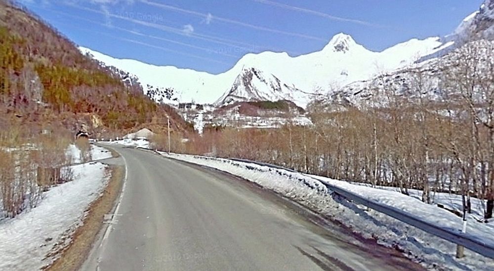 Fylkesveg 17 gjennom Meløy inngår i området Sør-Salten. Bildet er tatt innerst i Nordfjorden med litt av Svartisen i bakgrunnen. (Foto: Google)