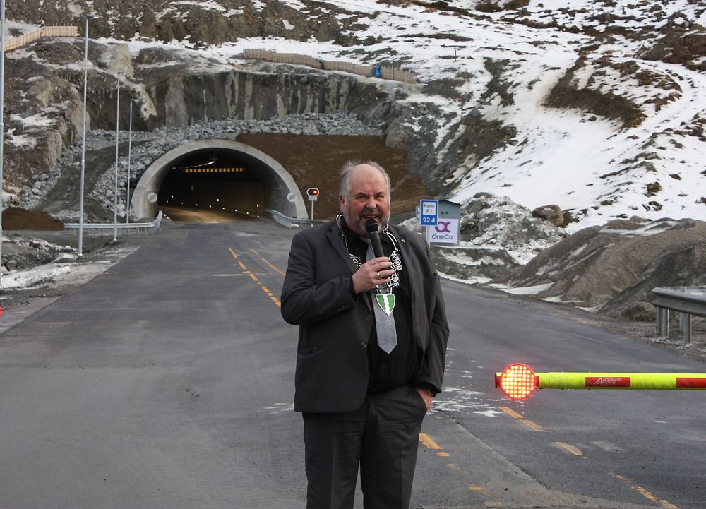 Bildet viseg ordfører Gunnar Lysholm under åpningen, med portalen til den nye tunnelen i bakgrunnen. 
Foto: Statens vegvesen.