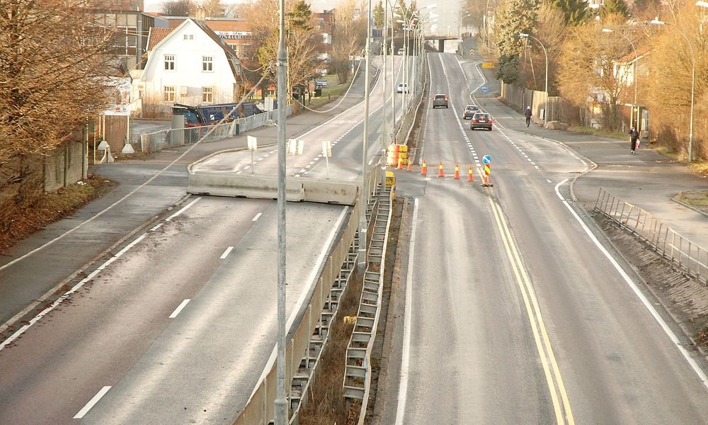 Trafikken på Dag Hammarskjölds vei er drastisk redusert etter at Lørentunnelen ble tatt i bruk. Nå skal den tilpasses sin nye funksjon. Isachsen Entreprenør har en knapp ledelse i kampen om den jobben. (Foto: Anders Haakonsen)