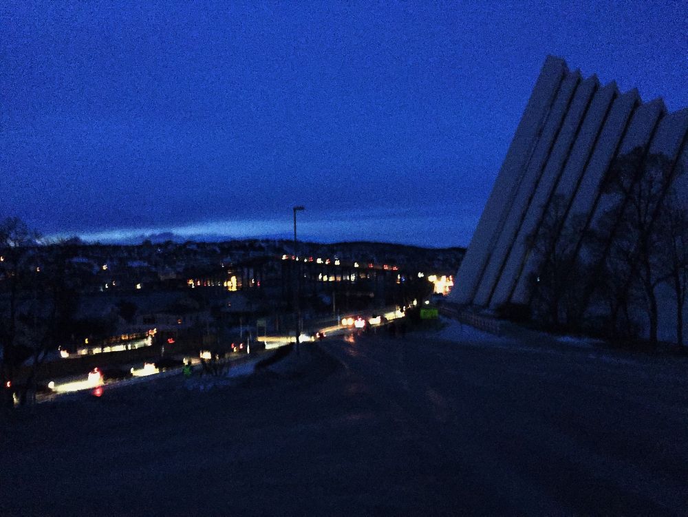 Mørklagt: Her kjører biler forbi Ishavskatedralen i Tromsø etter strømbruddet torsdag. 