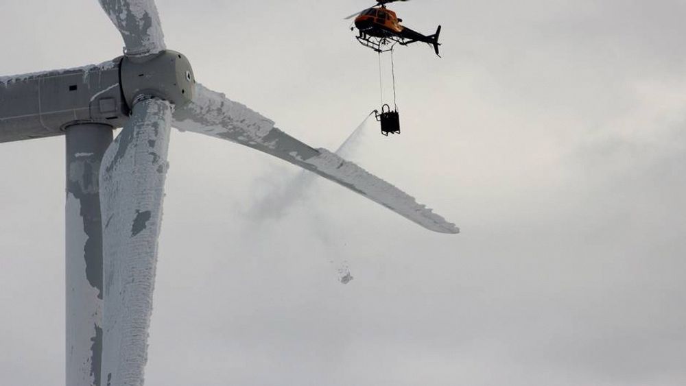 Det svenske helikopterselskapet går praktisk til verks for å av-ise vindmøller uten av-isingsutstyr. 