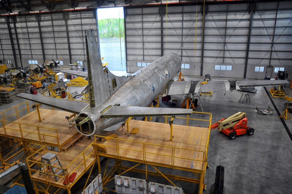 Fra levetidsforlengelsesarbeidet (ASLEP) i Halifax.  Flyet sitter her på «shoring», klar for avmontering av vinger. 