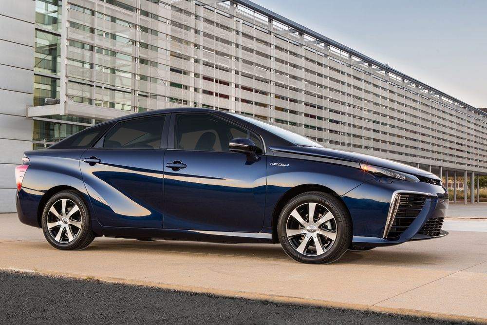 Hydrogendrevne Toyota Mirai klarer 500 km på en fylling av 4,5 kg hydrogen komprimert til 700 bar. Foto: Toyota