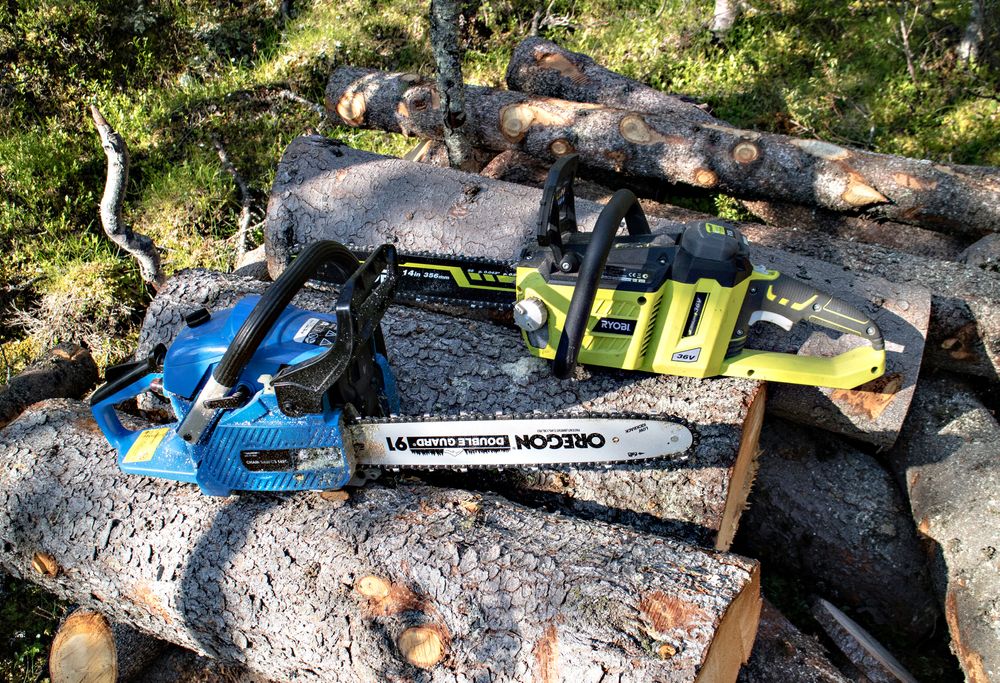 Batteri vs. bensin: Vi lot vår, sånn passe brukbare, motorsag fra Biltema (t.v.) prøve seg mot Ryobis batterisag (t.h). Det var rått parti. Når vi endelig fikk start på bensinsaga klarte den ikke å følge Ryobinen i ytelse, for ikke å snakke om bråket og vibrasjonene. En proffsag fra Husqvarna eller Stiehl vil nok være et mye bedre bensinalternativ, men også mye dyrere. ⇥Foto: Odd R. Valmot  