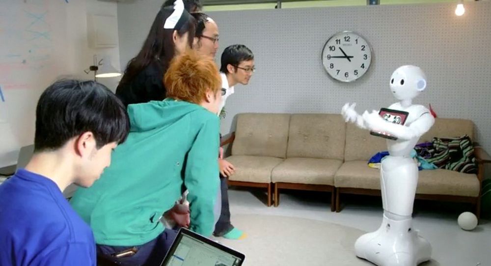 Sjelevenn: Pepper forstår følelser og lærer av interaksjon med mennesker, ifølge selskapet­ ­bak roboten. foto: Softbank 
