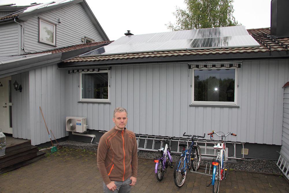 Soltak: Jon Ottar Runde har lagt solcellepanelene selv etter å ha kjøpt de på nettet fra Sunpower i USA. Neste prosjekt er å få lagt slike på garasjen også. Foto: Tormod Haugstad