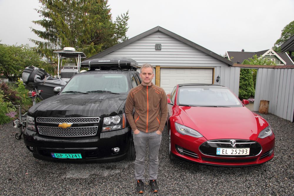 To biler: Jon Ottar Runde er ikke bare miljøvennlig siden han også har en Chevrolet Tahoe med V 8-motor for å trekke rib-båten når han skal arrangere dykkersafarier. Men den går på gass og Runde vil selge den for å leie bil i stedet. Foto: Tormod Haugstad