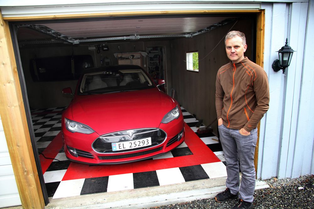 Lader med sol: Jon Ottar Runde har kjørt Tesla i to år, og i garasjen har han montert et uttak for å lade med opplagret solstrøm. ⇥alle foto: Tormod Haugstad 