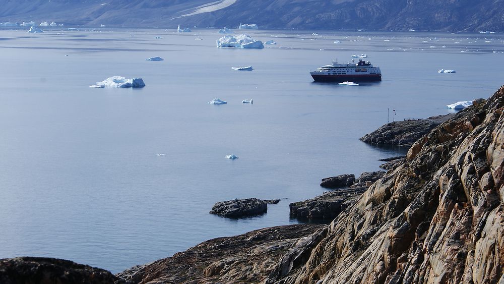 Fram ligger for anker like ved havna i Uummannaq på Grønland. 