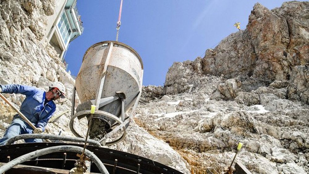 Bildet er tatt fra betongarbeidene for å lage taubanen som skal frakte byggematerialene opp til Zugspitze i Tyskland.