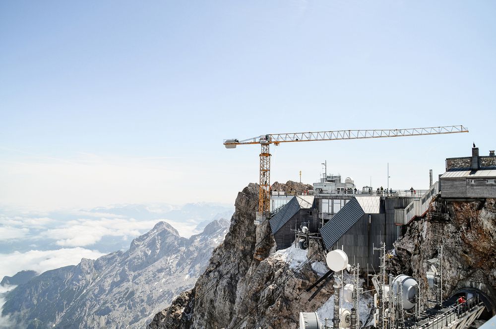 Heisekranen som rager over Tysklands høyeste fjelltopp, Zugspitze (2950 m.o.h.), brukes til å bygge en helt ny taubane og stasjon.