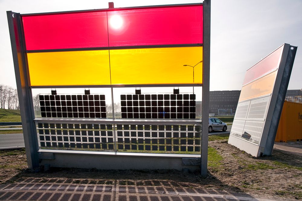 Tester støydempere: To støydemper-moduler med gjennomsiktige solcellepanel, er installert langs en lokal ringvei ved byen Den Bosch i Nederland.