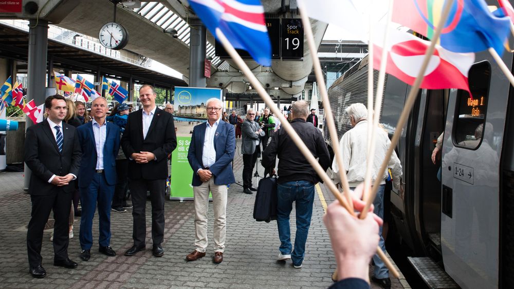 Ketil Solvik-Olsen og Jan Tore Sanner var blant de oppmøtte under den offisielle åpningen av det nye togtilbudet.