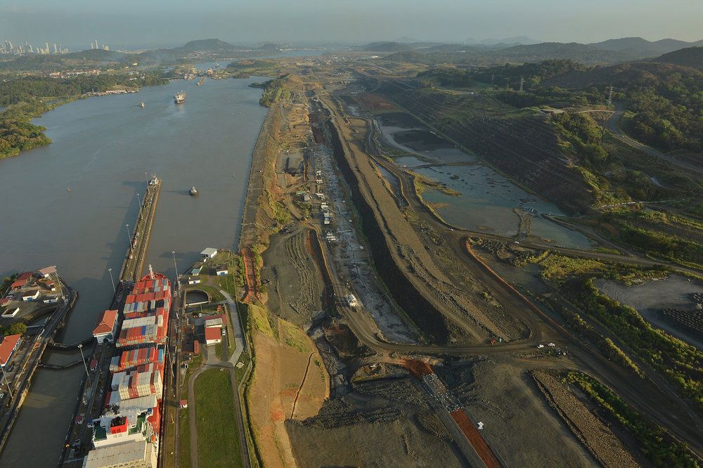 De nye slusene som bygges i Panamakanalen skal ta større skip, helt opp til containerskip med plass til 13.000 TEU 