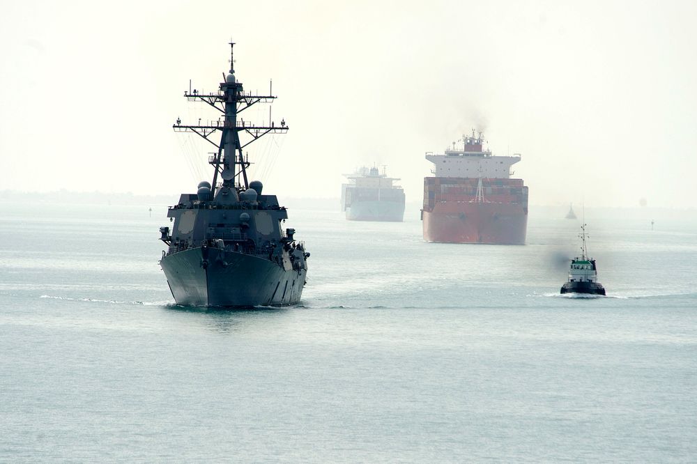  USS Jason Dunham (DDG 109) i den nordlige del av Suez-kanalen, med sivile skip i bakgrunnen. 