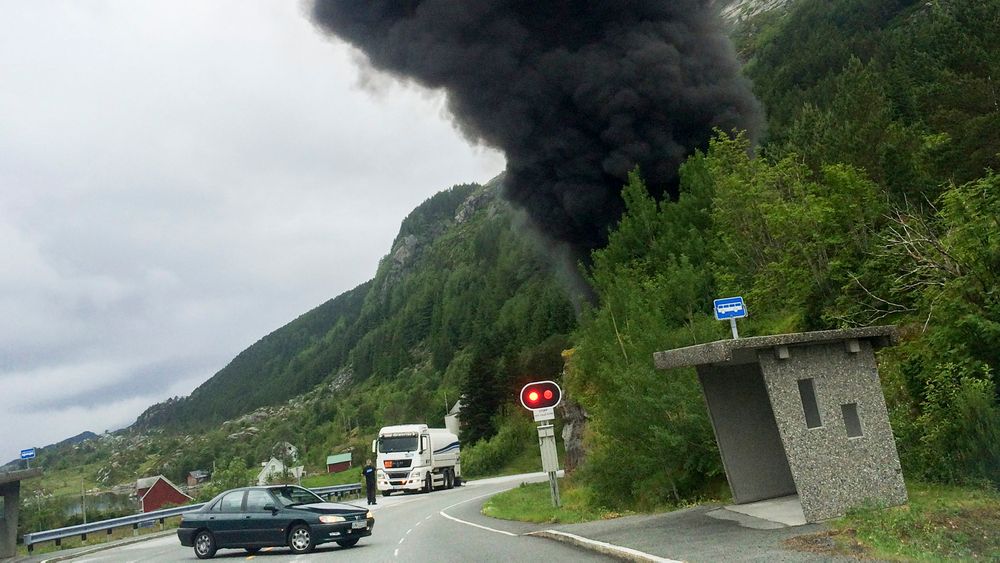 En tankbil med rundt 16.000 liter bensin har kjørt i en fjellvegg i Skatestraumtunnelen i Bremanger og eksplodert onsdag formiddag.