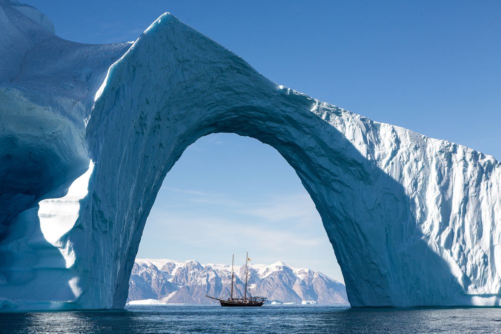 Det er en fordel å bevege seg stille på når man er på hvalsafari i Arktis. Da passer det bra med seil og elmotor, slik skuta Opal nå har fått installert.