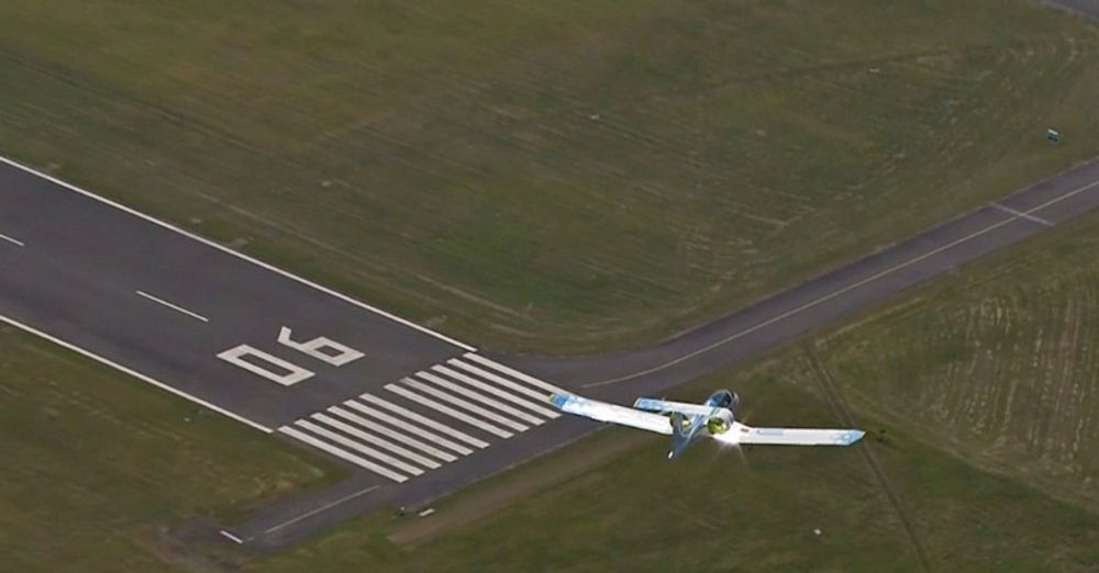 Airbus E-Fan er i ferd med å gå inn for landing i Calais etter å ha krysset Den engelske kanal. 