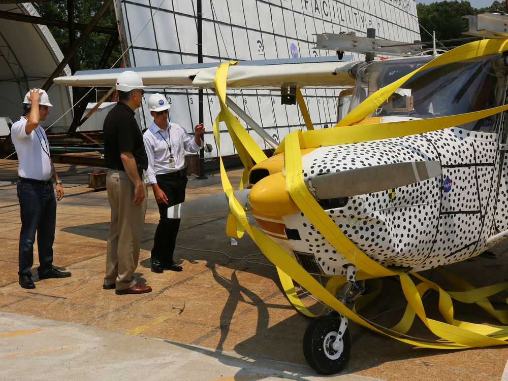 Cessna 172-flyet etter at det først ble sluppet og deretter fanget i et gult nett foran Nasa-bassenget. 