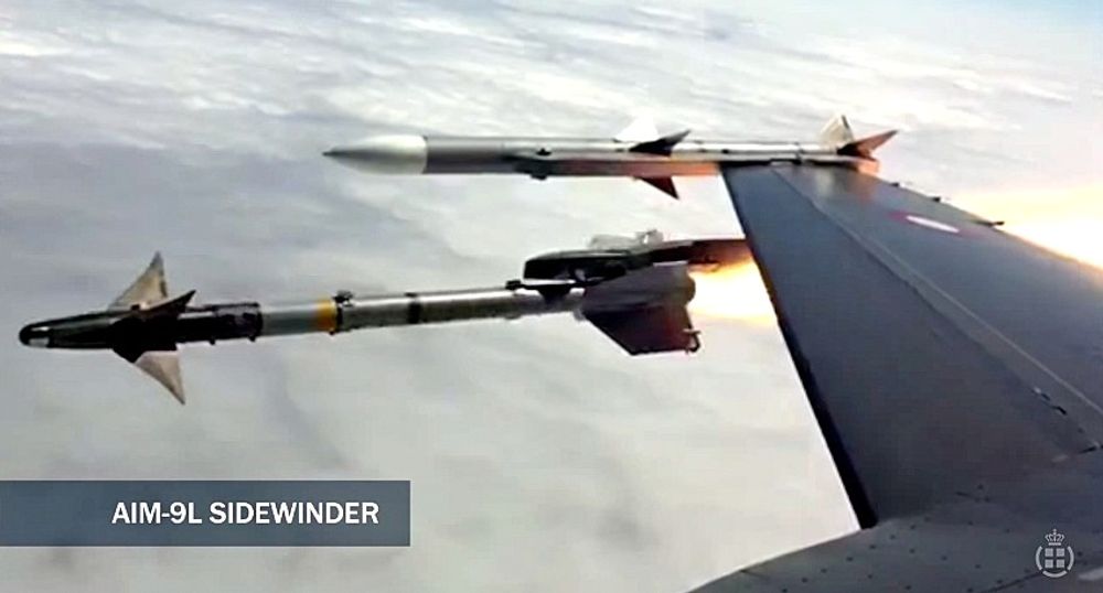 AIM-9L Sidewinder skytes fra dansk F-16. AIM-120 Amraam ytterst på vingen.