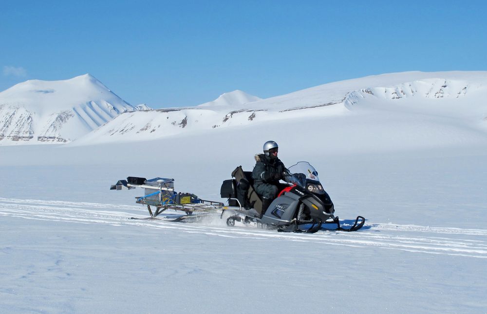 De første bildene Rimfax produserte var ikke av Mars-geologi, men av snø og is på ulike breer utenfor forskningsbyen Ny-Ålesund. 
