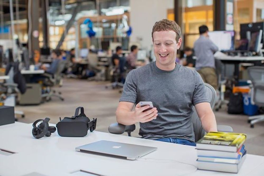Annonser på mobil står for mer enn tre fjerdedeler av inntektene til Facebook. Toppsjef Mark Zuckerberg (bildet) har også satset mye på video, og tror virtual reality kan bli det neste store. De øker i hvert fall forskningen på området kraftig.