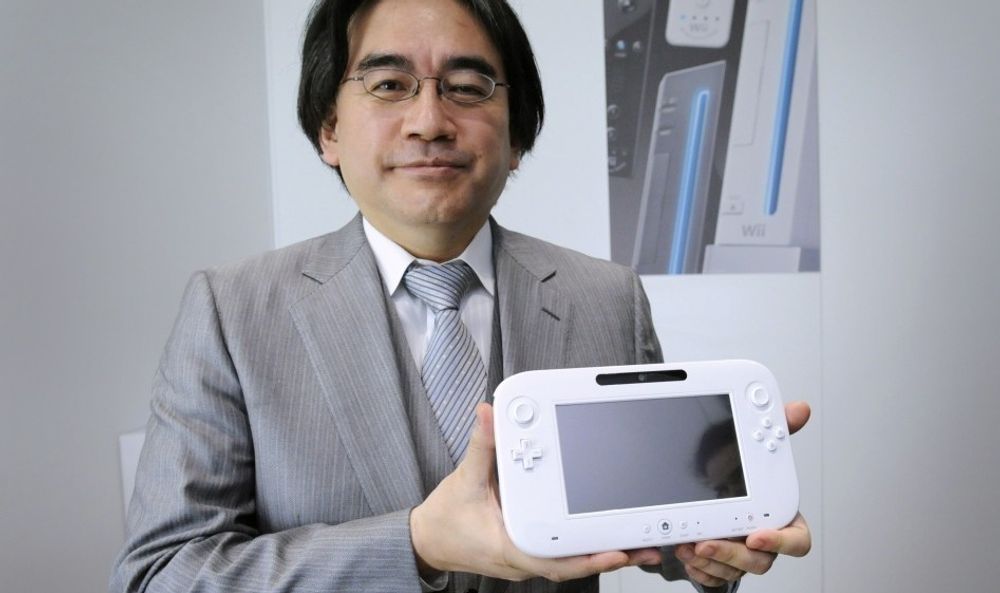 Satoru Iwata og Wii U-kontrolleren.