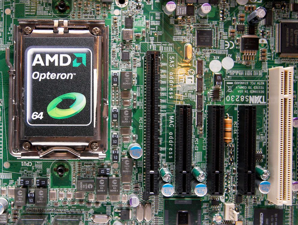 En AMD Opteron-prosessor i 6000-serien, her avbildet ferdig montert på et hovedkort under produktlansering våren 2010.