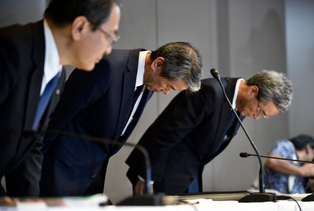 Toppsjef Hisao Tanaka (midten) varslet i juli sin avgang etter regnskapsskandalen i Toshiba. Her bøyer han hodet i en ydmykende seanse der både han, styreformann (til v.) Masashi Muromachi og visepresident (til h.) Keizo Maeda sa unnskyld.