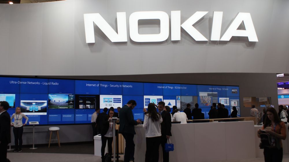 Nokia vil ikke bare jobbe med nettverk fremover, hevder kilder, og hinter om nye mobiler fra det tradisjonsrike selskapet.