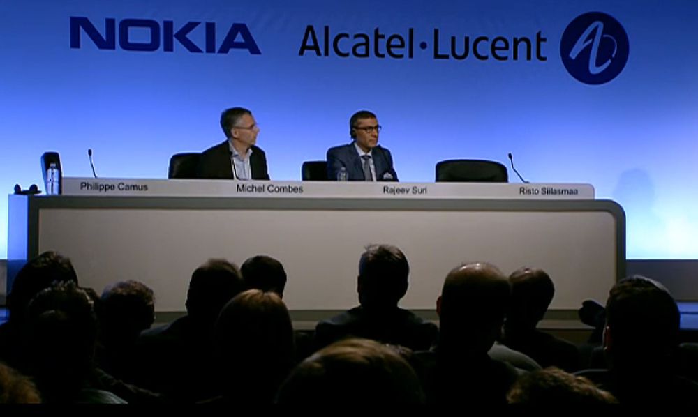 Fra pressekonferansen om Nokias oppkjøp av Alcatel-Lucent. På bildet vises toppsjefene i de to selskapene, Michel Combes og Rajeev Suri.