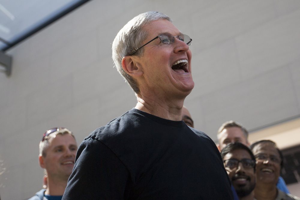 HURRATALL: Apples toppsjef Tim Cook kan igjen juble over meget god butikk. Men det iPhone, Mac og App Store som gjør det bra. iPad-interessen ser ut til å stupe.