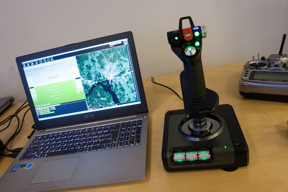Dronene kan selvfølgelig også styres manuelt med joystick. 