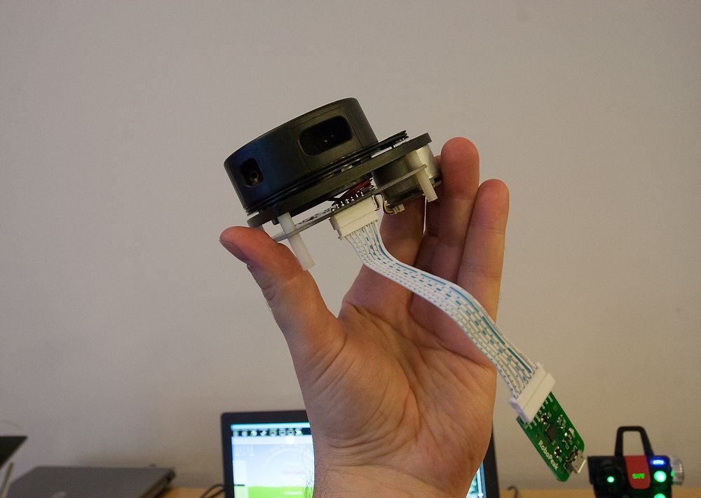 LIDAR: Slik ser LiDAR-sensoren ut (light detection and ranging) som gir dronen bedre manøvreringsmuligheter ved hjelp av lasermåling. 