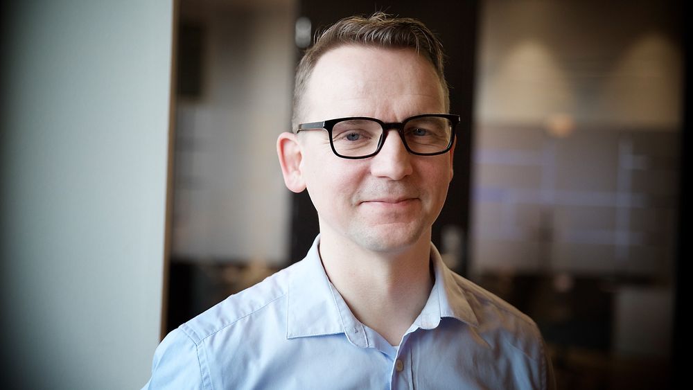 Systemingeniør Christian Thun Eriksen i eSmart Systems har vært med å utvikle servicedronen som snart skal inspisere kraftledninger på leting etter feil. 