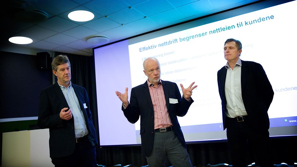 SMARTE STRØMNETT: Droner og tusener av sensorer i form av smarte strømmålere (AMS), samt big data-analyse og maskinlæring i bakkant vil gi en mer effektiv drift av strømnettene, mener (fra v.) nettsjef Jan Erik Brattbakk i Ringeriks-Kraft, nettdirektør Eilert Henriksen i Fredrikstad Energi og adm.dir Knut H. H. Johansen i eSmart Systems. 