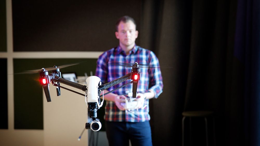 eSmart Systems demonstrerer her en ganske ordinær drone, riktignok nyeste modell, men hadde også med seg en mer avansert og større prototyp de selv har satt sammen (ikke avbildet her).
