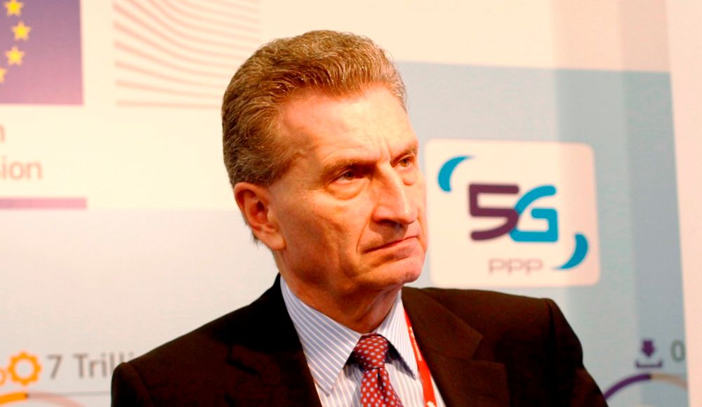 EU-kommisær Günther H. Oetinger ser mot utviklingen av 5G.