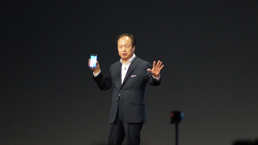Samsungs mobilsjef JK Shin sier at dette er verdens mest avanserte mobil.