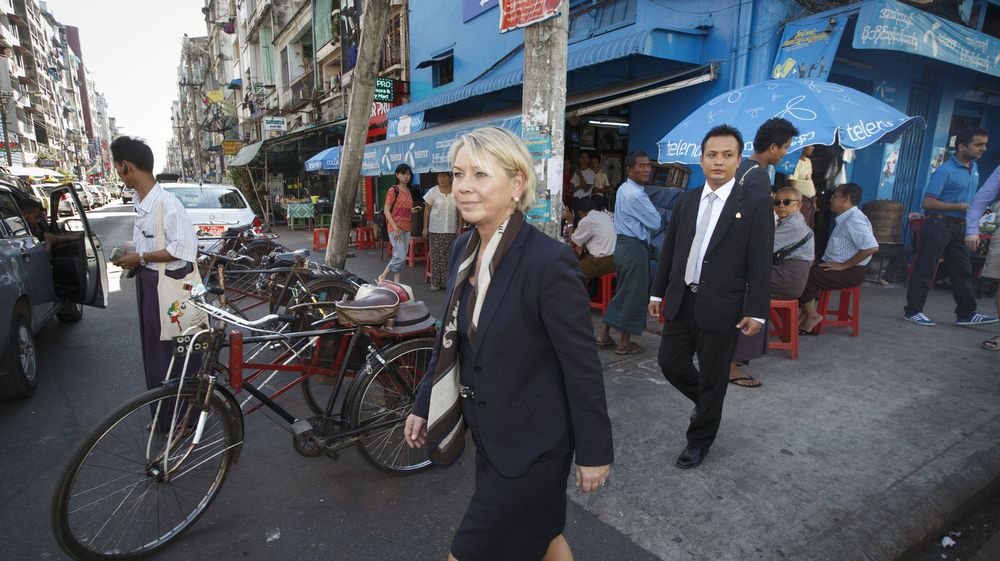Næringsminister Monica Mæland besøkte søndag et marked i sentrum av Yangon, med små utsalgssteder for Telenor-mobiler og simkort. Mæland er i Myanmar i anledning statsbesøket som offisielt starter mandag.
