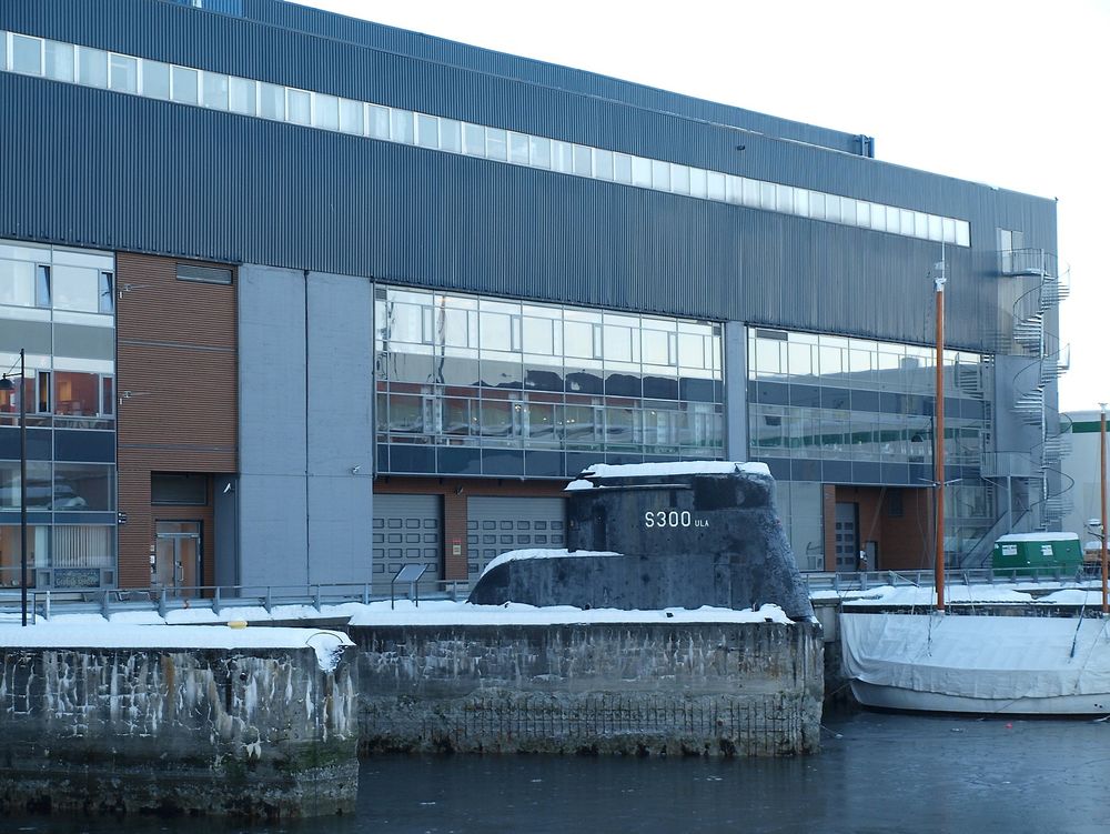 Sjøsiden av Dora 1, med tårnet til den norske ubåten KNM Ula, senere Kinn, av Kobben-klassen. 