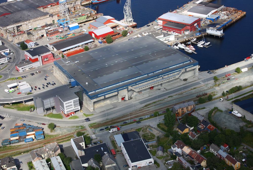 Den tyskbygde ubåtbunkeren Dora 1 i Trondheim, sett fra luften. Søsterbygget Dora 2 sees i bakgrunnen. Fotografiet er fra omtrent 2010.