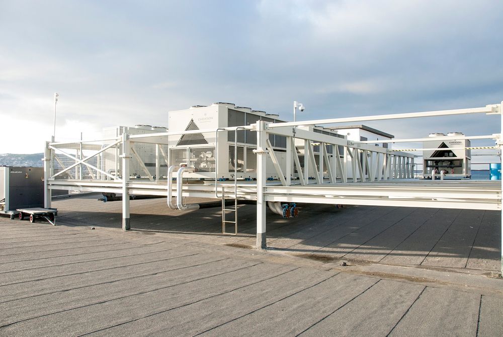 På taket av Dora finner man en stålramme i størrelsen 24x20 meter. Her er det plass for kjølemaskinen til datasenteret og tilhørende pumpehus.
Kjølemaskiner er designet for friluftkjøling og kompressorkraft ved behov. Rammeverket er klargjort for åtte kjølemaskiner.