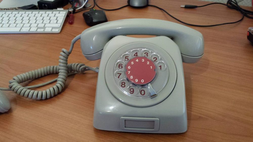 Utgangspunktet for prosjektet, en AS Elektrisk Bureau-telefon av den typen som kom i 1965.