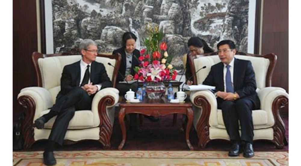 Apple-sjef Tim Cook og statsråd Miao Wei i departementet for industri og informasjonsteknologi, fotografert under samtaler i Beijing i går.