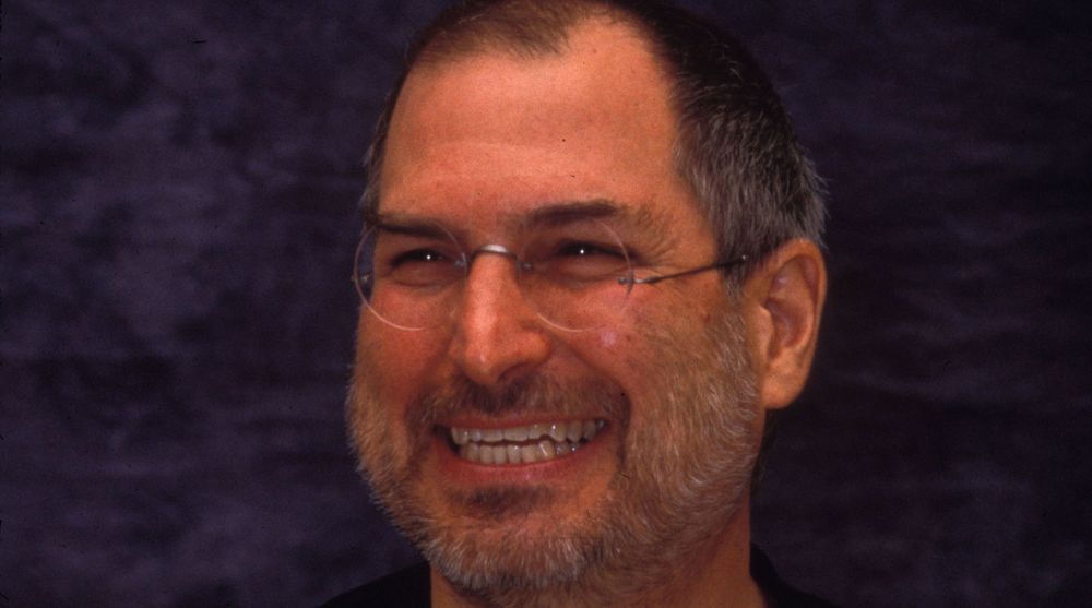 Steve Jobs fra en pressekonferanse i 2001. Apples toppsjef og medgründer døde etter langs tids sykdom i oktober 2011.