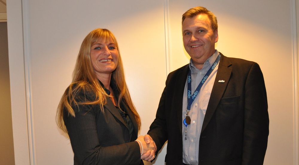 Anne-Grethe Wåsjø, Salgsdirektør i 99X og Lars Erik Wærstad, Administrasjonsdirektør, har signert driftsavtale.