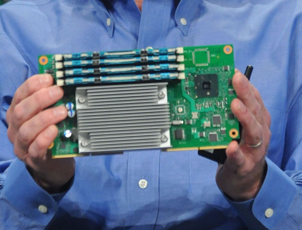 Sean Maloney i Intel viser fram en  mikroserver-prototyp under IDF i september.