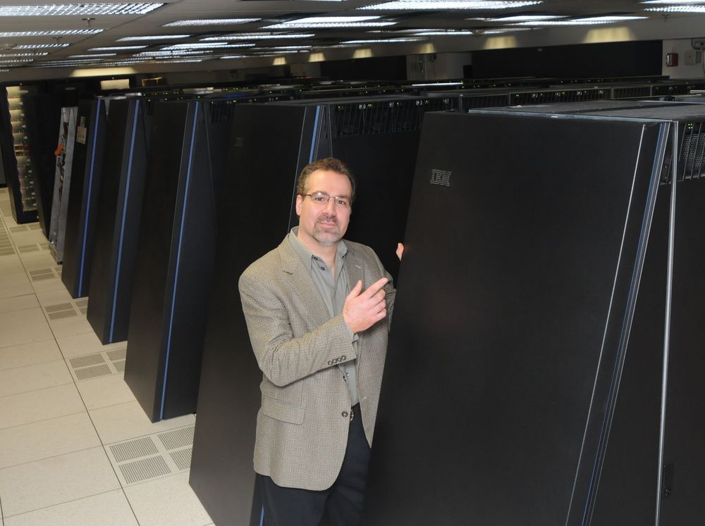 Prosjektdirektør Dave Ferrucci ved rackene av Power7-servere som IBMs Jeopardy-spillende programvaresystem Watson kjører på